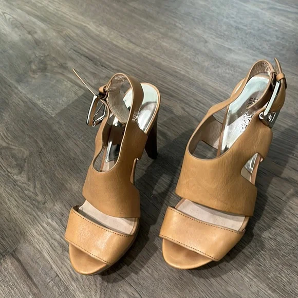 Michael Kors Sandal - Picture 1 of 4